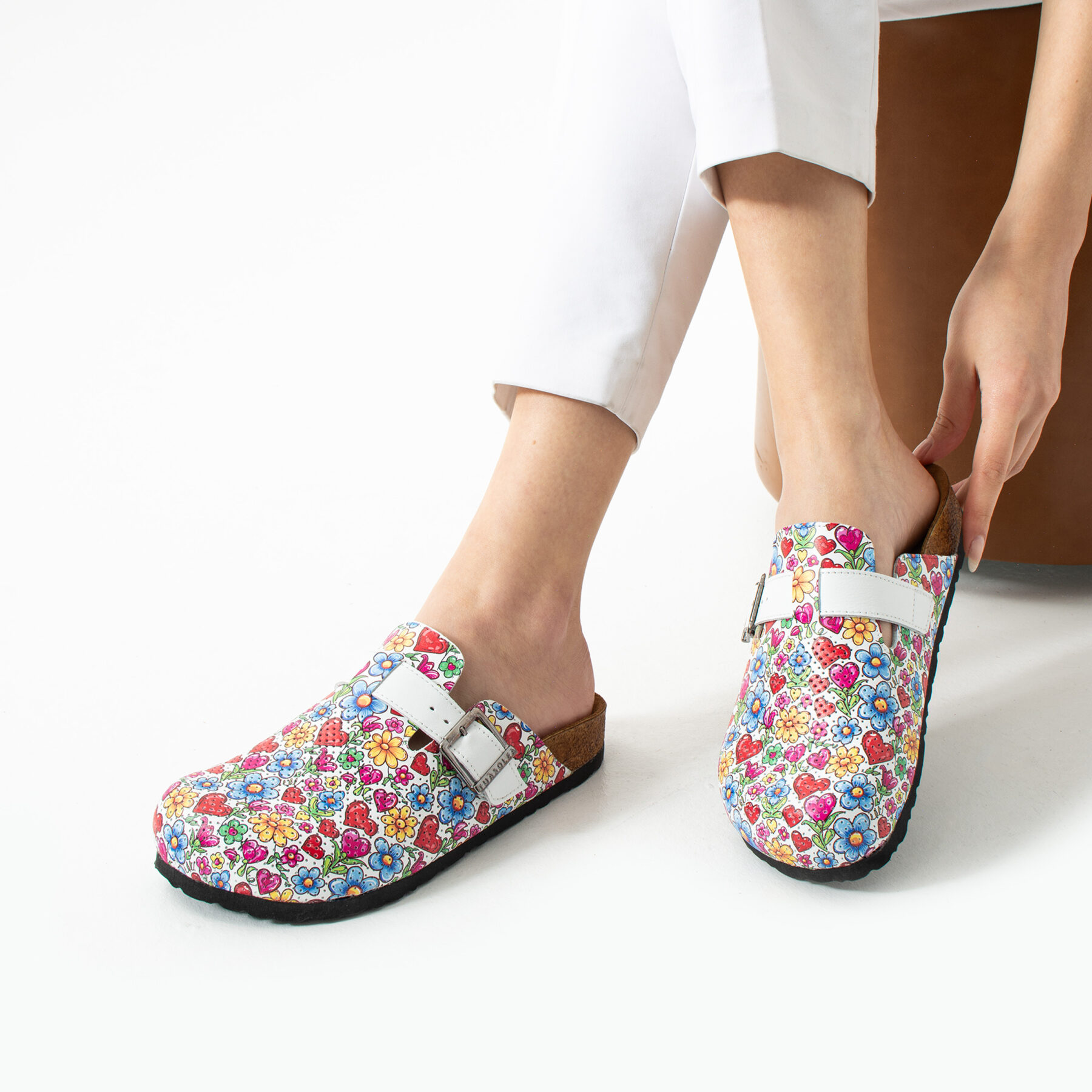Saboti dama cu talpa ortopedica din piele cu design colorat Saboti medicali cu talpă ortopedică Saboti cu flori 17
