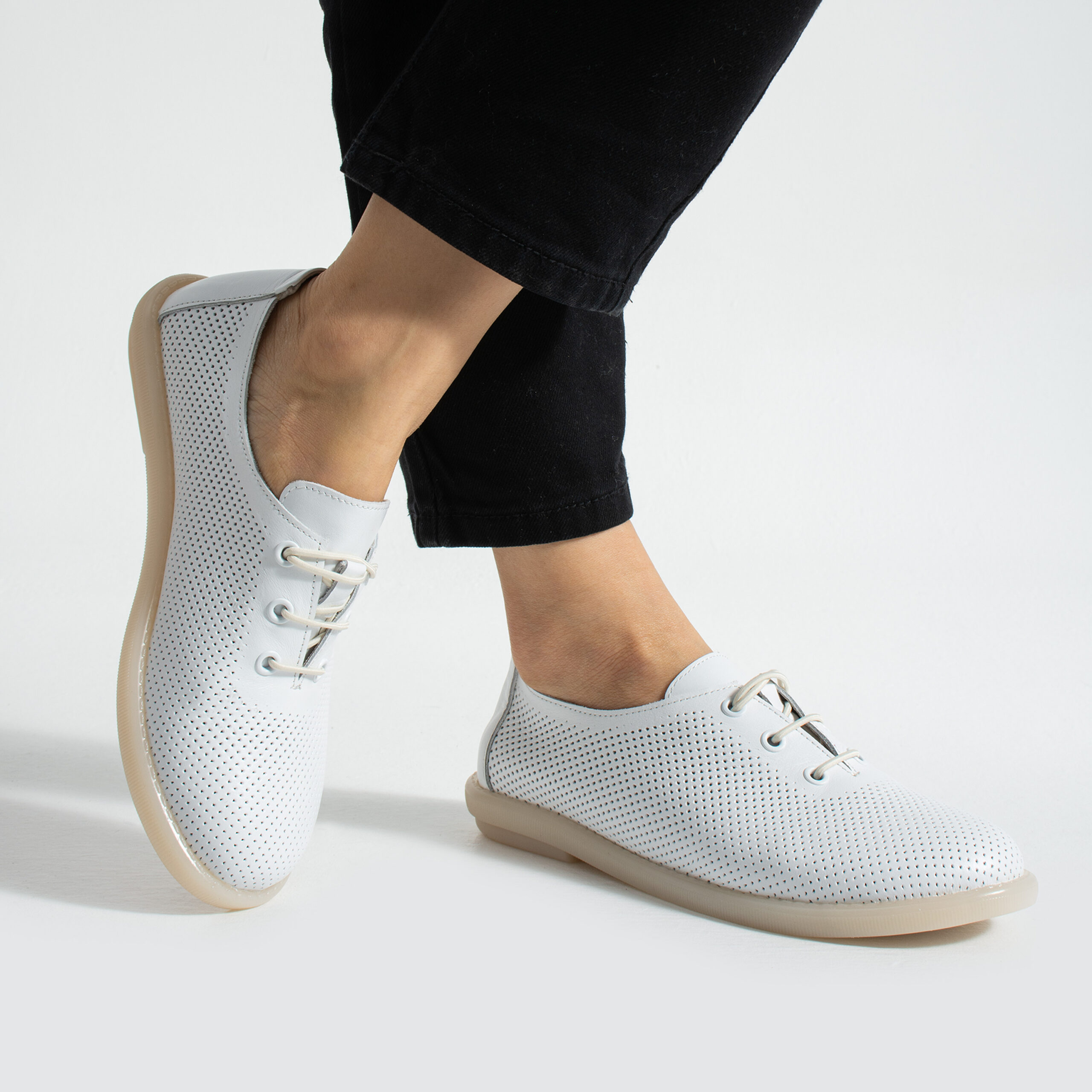 Pantofi casual albi pentru damă din piele naturală cu spumă de memorie Pantofi casual 13 Pantofi casual albi pentru damă din piele naturală cu spumă de memorie Pantofi casual 13