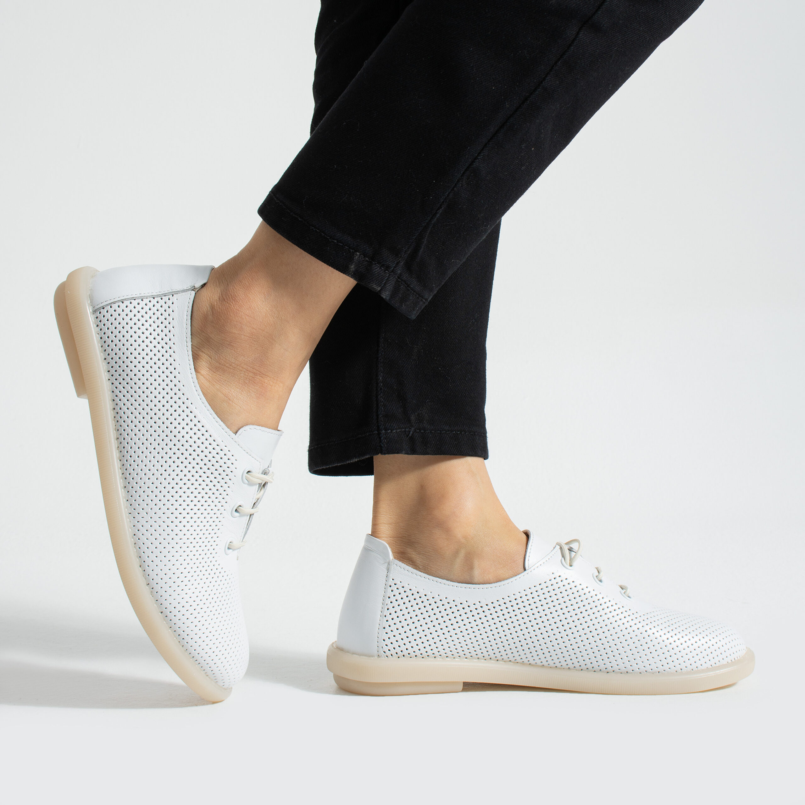 Pantofi casual albi pentru damă din piele naturală cu spumă de memorie Pantofi casual 14 Pantofi casual albi pentru damă din piele naturală cu spumă de memorie Pantofi casual 14