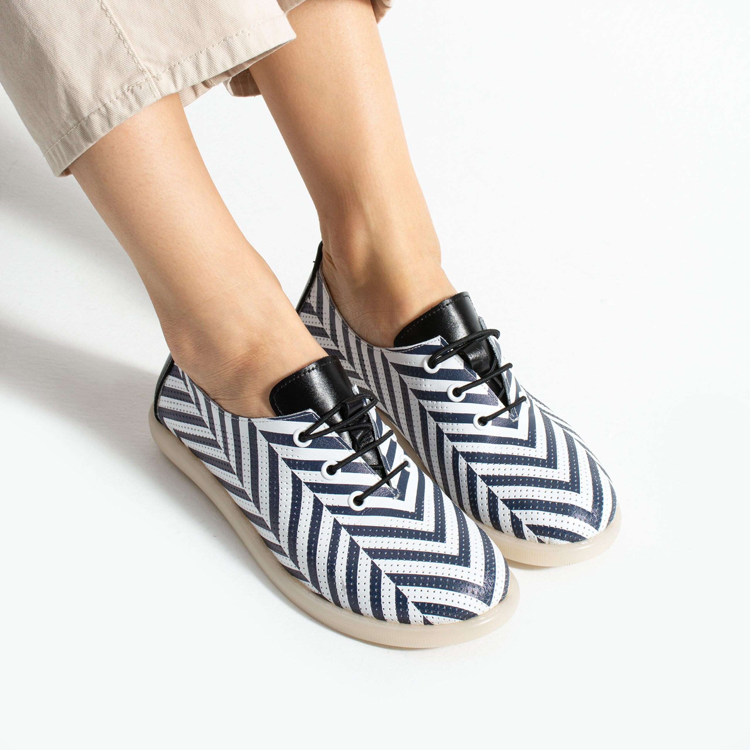 Pantofi casual din piele naturală cu spumă de memorie – alb și negru Pantofi casual 11 Pantofi casual din piele naturală cu spumă de memorie – alb și negru Pantofi casual 11