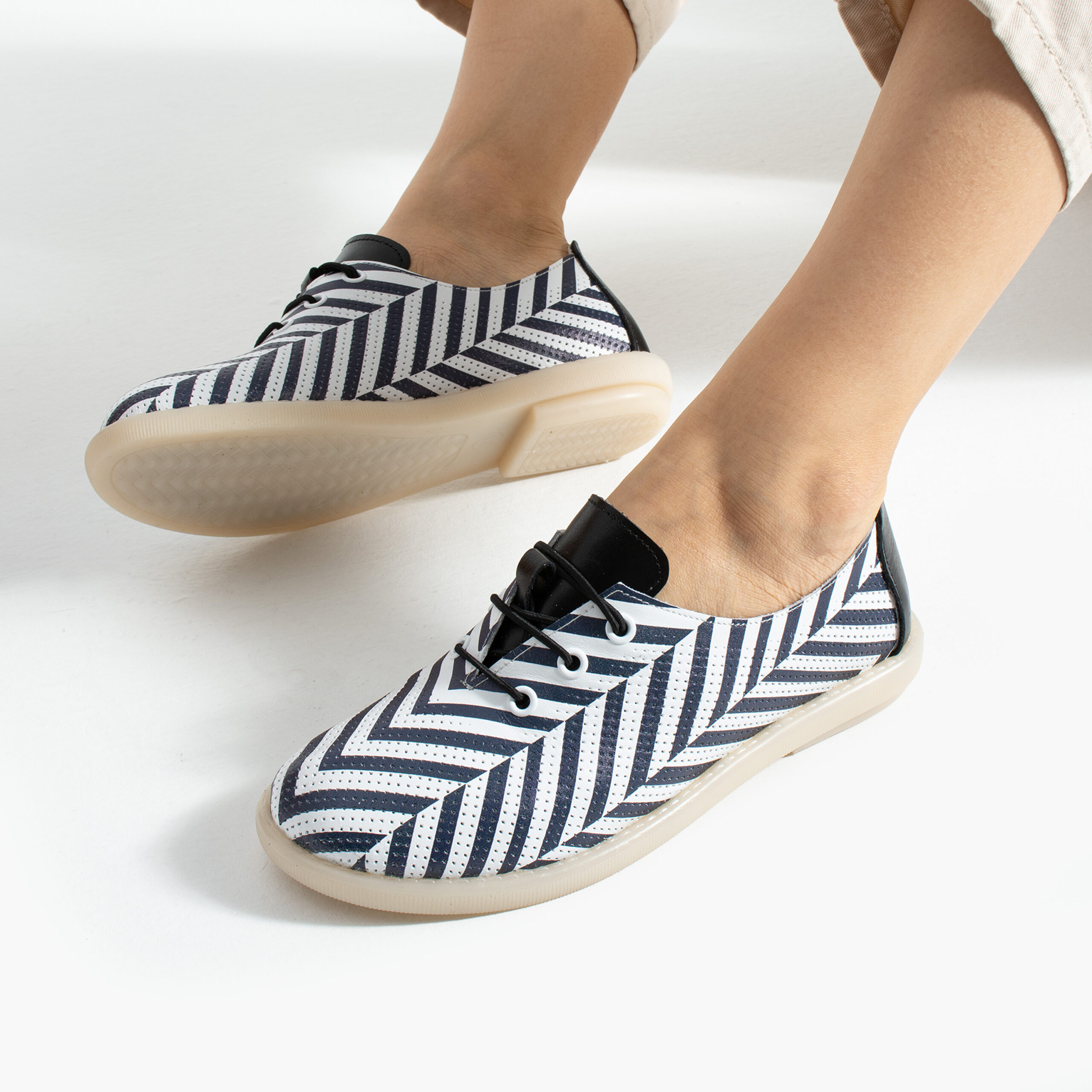 Pantofi casual din piele naturală cu spumă de memorie – alb și negru Pantofi casual 15 Pantofi casual din piele naturală cu spumă de memorie – alb și negru Pantofi casual 15