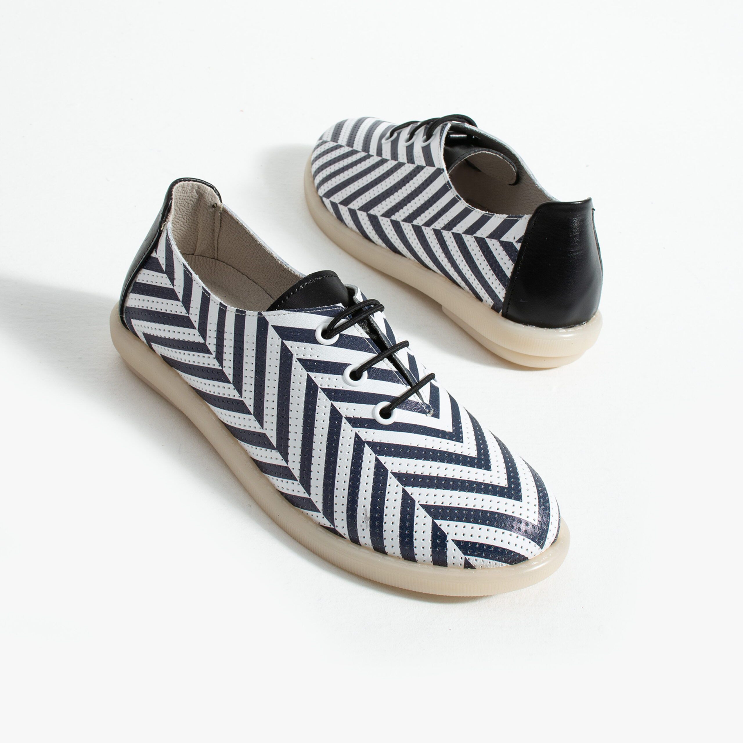 Pantofi casual din piele naturală cu spumă de memorie – alb și negru Pantofi casual 16 Pantofi casual din piele naturală cu spumă de memorie – alb și negru Pantofi casual 16