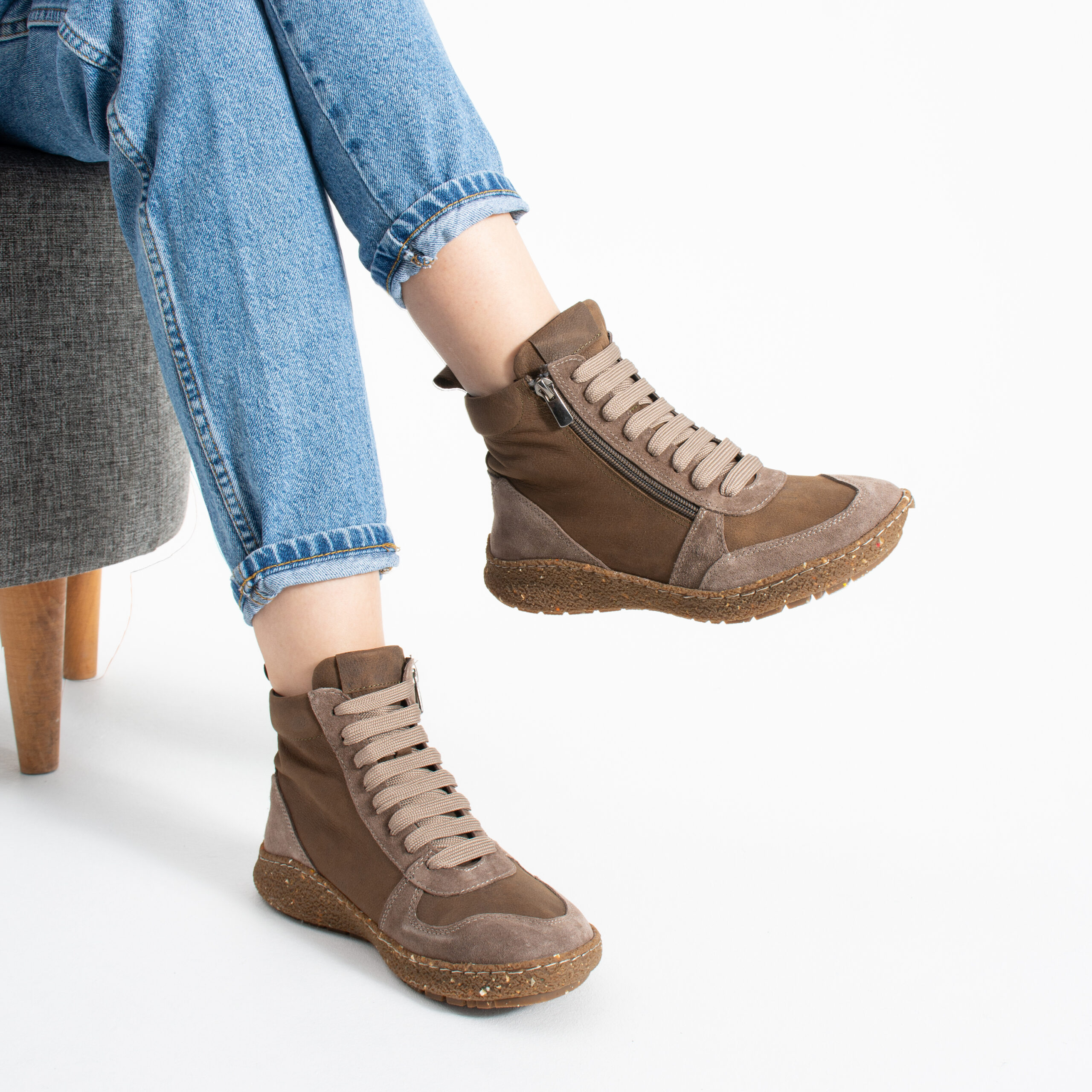 Ghete barefoot de damă din piele naturală cu vârf lat Ghete și bocanci de damă 4 Ghete barefoot de damă din piele naturală cu vârf lat - Nubuc natural