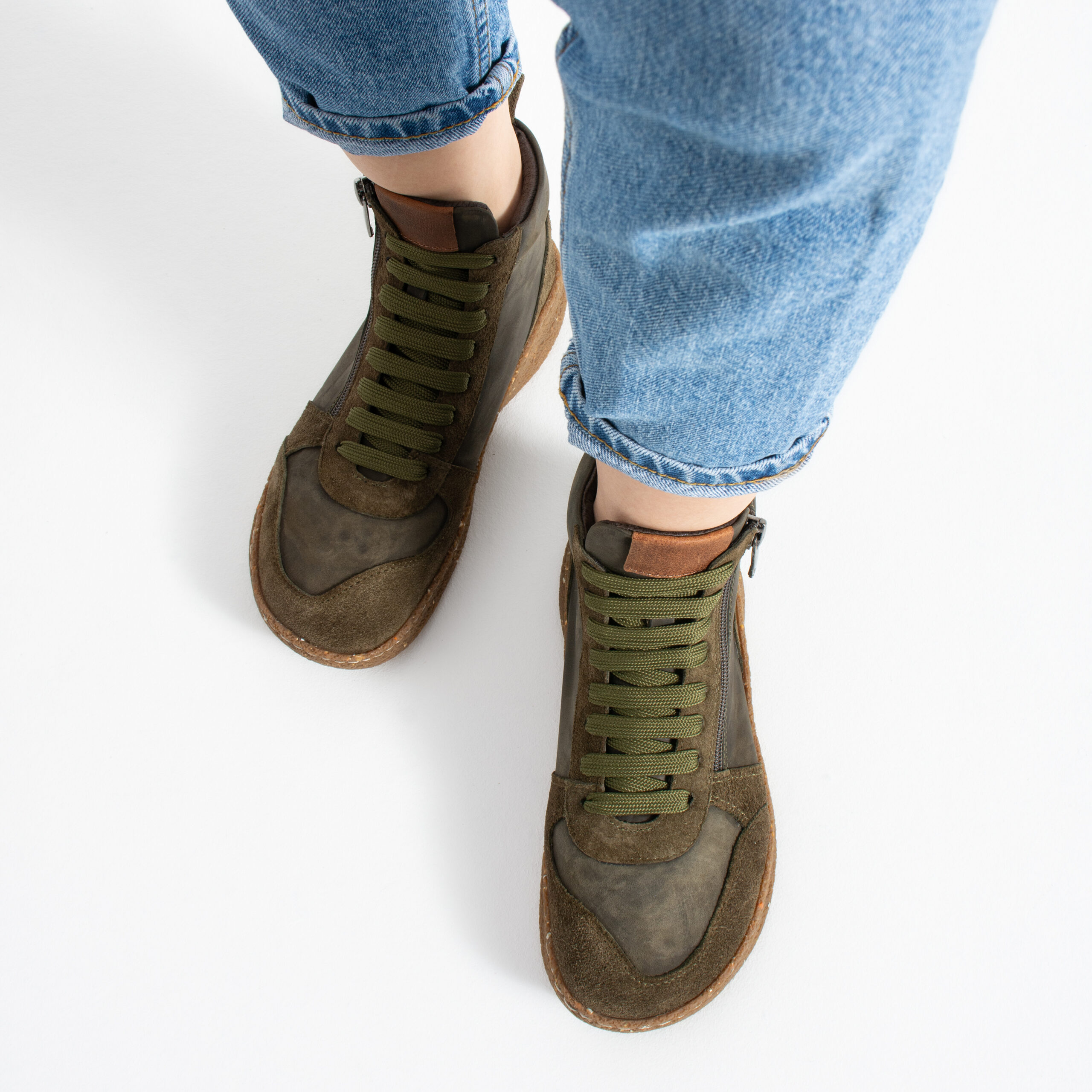 Ghete barefoot de damă din piele naturală cu vârf lat Ghete și bocanci de damă 4 Ghete barefoot de damă din piele naturală cu vârf lat - Nubuc natural