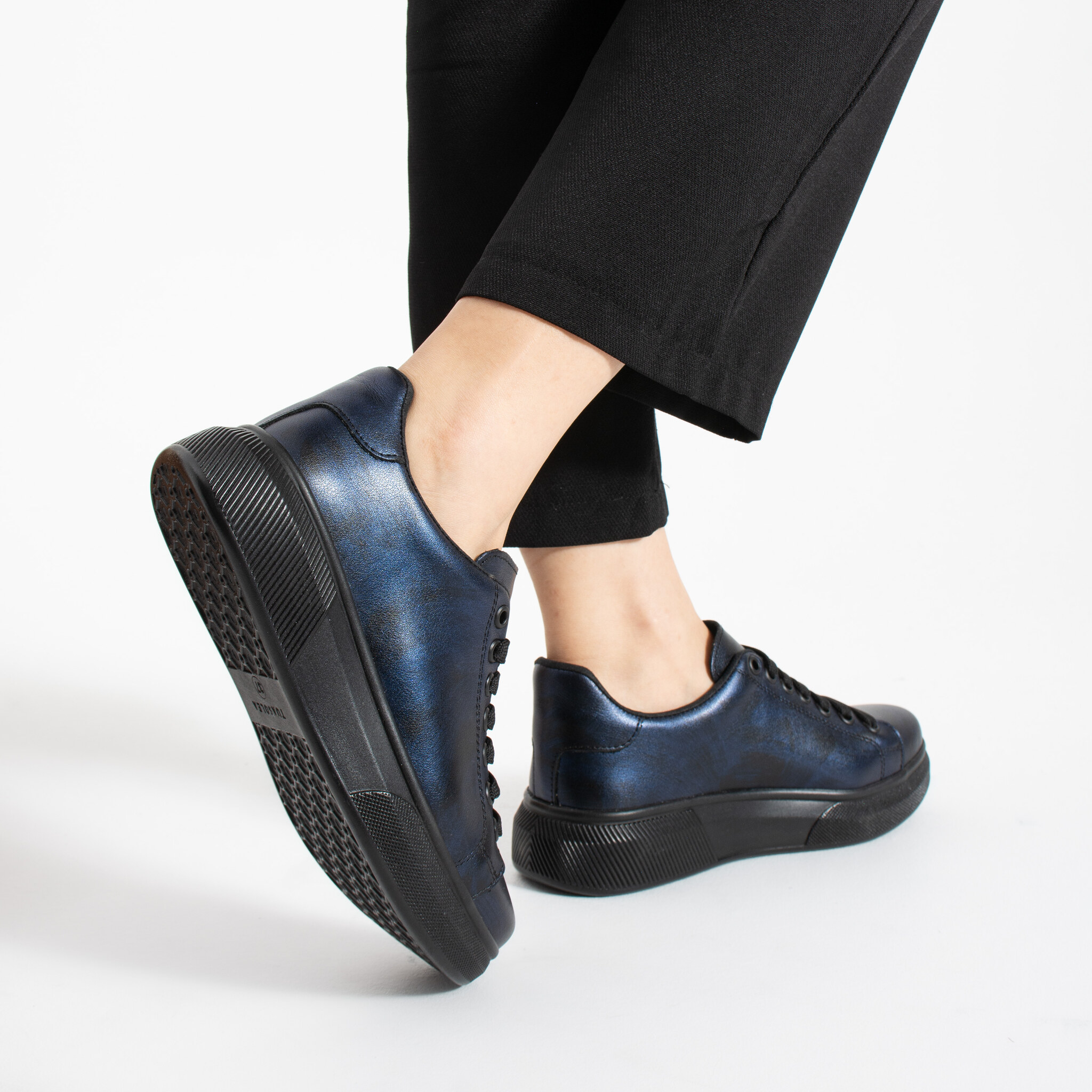Sneakers casual de damă din piele naturală Sneakers de damă 6 Sneakers casual de damă din piele naturală - vedere laterală