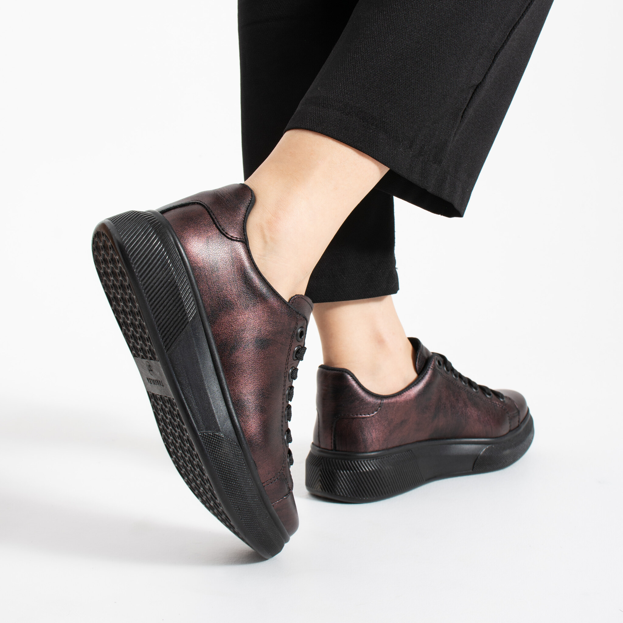 Sneakers casual de damă din piele naturală Sneakers de damă 6 Sneakers casual de damă din piele naturală - vedere laterală